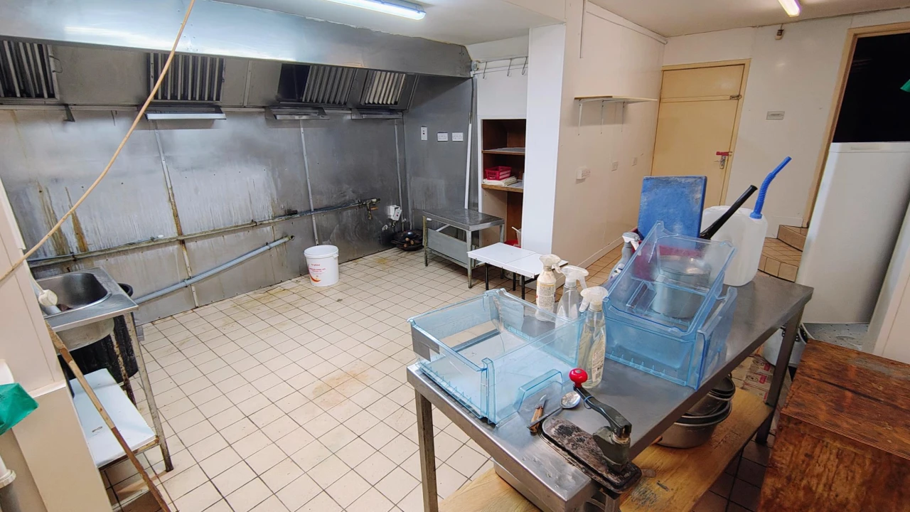 
                        3.jpg, Belfast, BT4 2AA