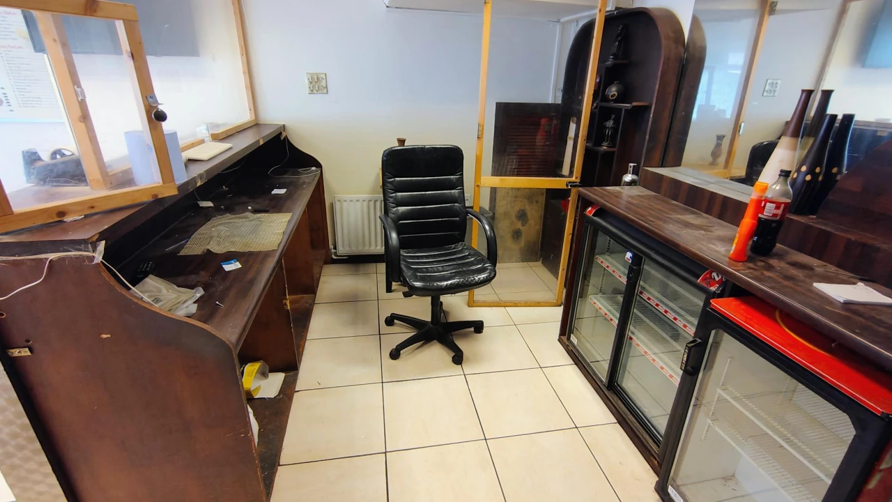 
                        4.jpg, Belfast, BT4 2AA