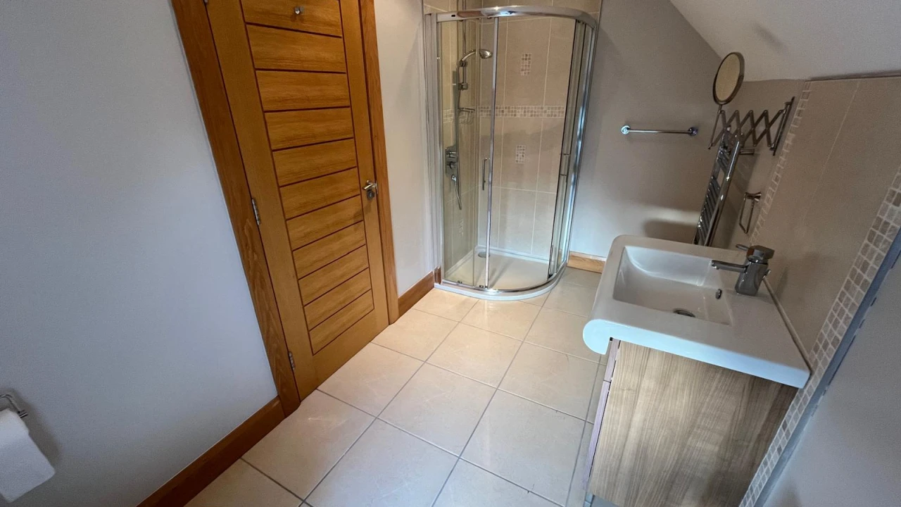 
                        img-20251110-wa0065.jpg, Belfast, BT15 5HL