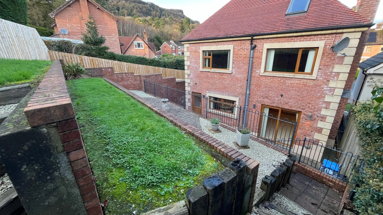 
                        img-20251110-wa0067.jpg, Belfast, BT15 5HL