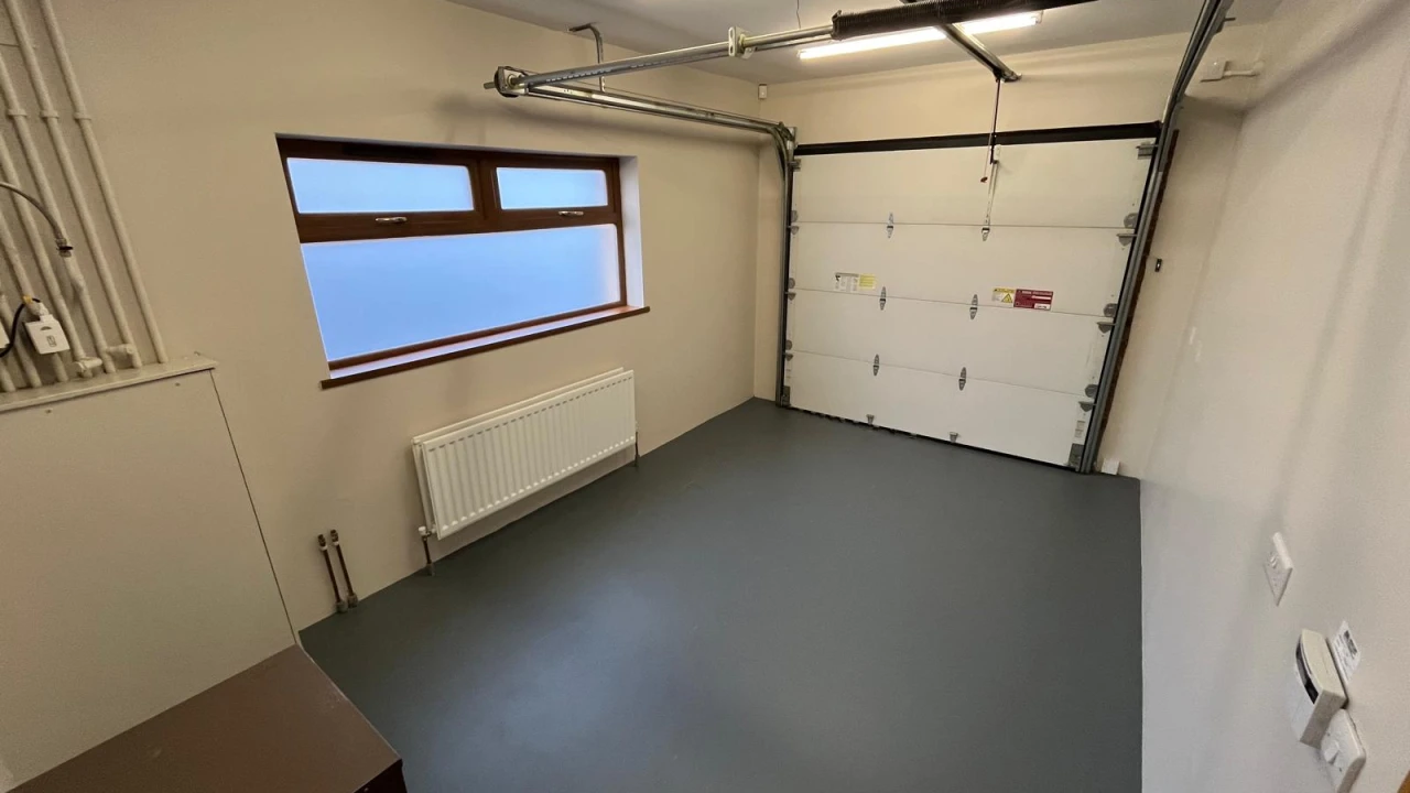 
                        img-20251110-wa0069.jpg, Belfast, BT15 5HL